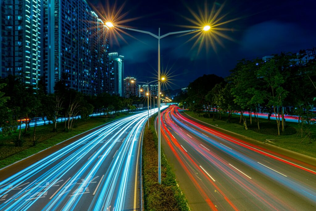 Nočná fotografia dopravy v meste. Svetlá automobilov v pohybe sú zliate do farebných pruhov ako vizuálne pripodobenie premýšľaniu počas Focus Time. 